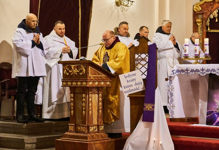 Świerki. Ruszyli z modlitwą za księży