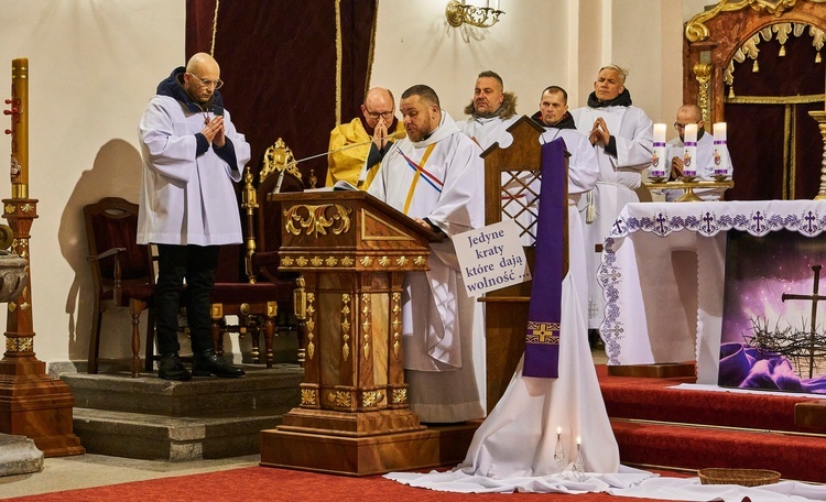 Świerki. Ruszyli z modlitwą za księży