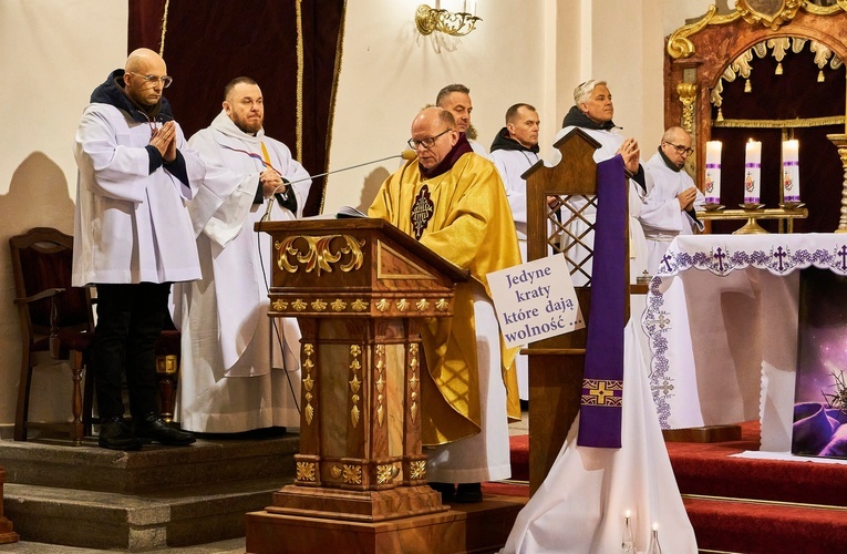 Świerki. Ruszyli z modlitwą za księży