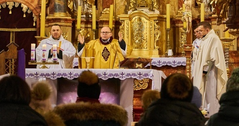 Świerki. Ruszyli z modlitwą za księży