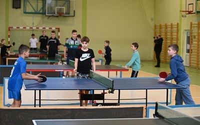 Jedlina-Zdrój. Zawody służby liturgicznej w tenisa stołowego i w szachach