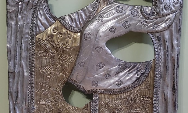 Gowarczów: odnaleziono srebrno-złotą sukienkę z obrazu Matki Bożej