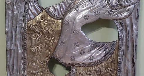 Gowarczów: odnaleziono srebrno-złotą sukienkę z obrazu Matki Bożej