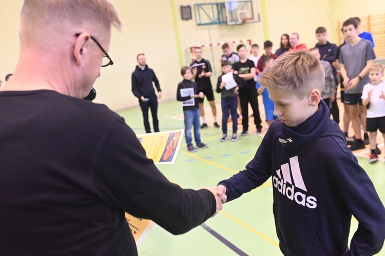 Jedlina-Zdrój. Zawody służby liturgicznej w tenisa stołowego i w szachach