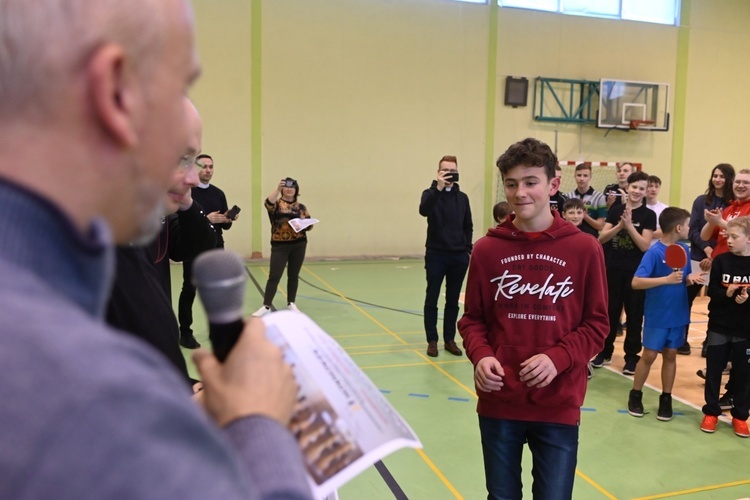 Jedlina-Zdrój. Zawody służby liturgicznej w tenisa stołowego i w szachach