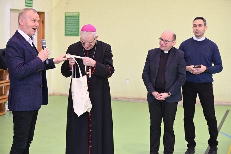 Jedlina-Zdrój. Zawody służby liturgicznej w tenisa stołowego i w szachach