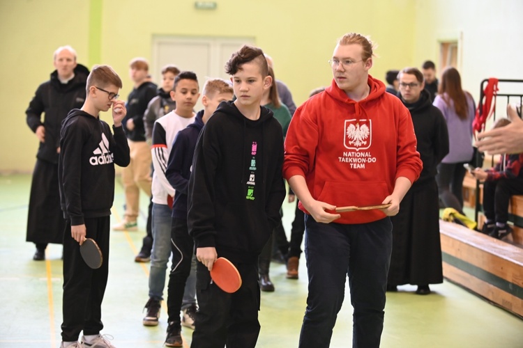 Jedlina-Zdrój. Zawody służby liturgicznej w tenisa stołowego i w szachach