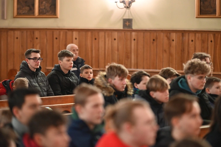 Jedlina-Zdrój. Zawody służby liturgicznej w tenisa stołowego i w szachach