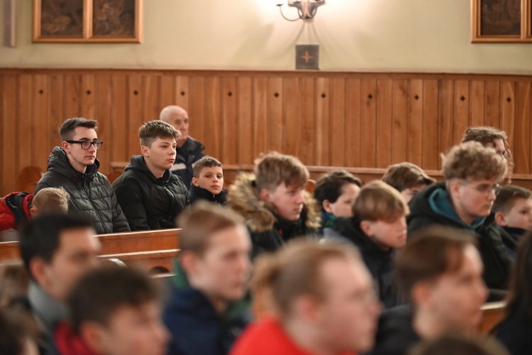 Jedlina-Zdrój. Zawody służby liturgicznej w tenisa stołowego i w szachach