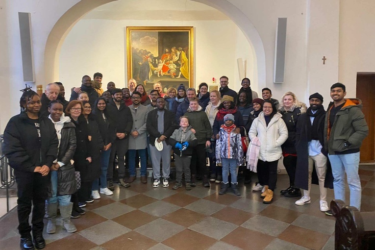 Po liturgii grupa katolików wielu narodowości spotyka się w przykościelnej salce.