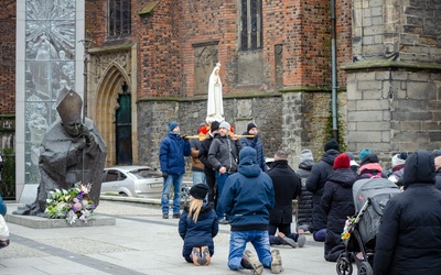 Na zakończenie procesji ulicami miasta jej uczestnicy na kolanach odmawiają Różaniec przy pomniku św. Jana Pawła II.