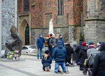 Na zakończenie procesji ulicami miasta jej uczestnicy na kolanach odmawiają Różaniec przy pomniku św. Jana Pawła II.