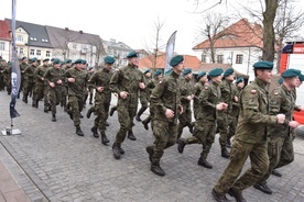 Uczestnicy wydarzenia przebiegli przez przasnyski rynek.