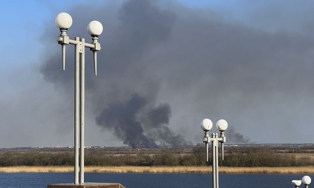 W Chersoniu. Dymy po drugiej, tymczasowo rosyjskiej stronie Dniepru