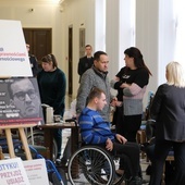 W sejmie trwa protest opiekunów osób z niepełnosprawnościami 