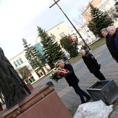 Delegacja PSL składa wiązankę kwiatów przy pomniku papieża Polaka przed radomską katedrą.