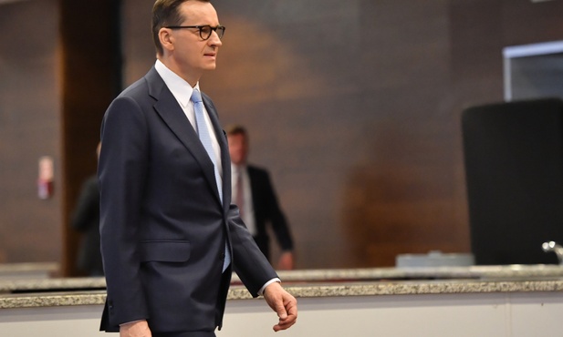 Premier: Staję w obronie Jana Pawła II; jako naród zawdzięczamy mu bardzo wiele