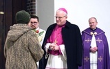 Przedstawiciele parafian powitali biskupa w ząbkowickiej wspólnocie. 
