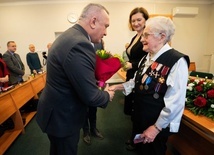 Gratulacje odznaczonej składa Stanisław Sobieraj, przewodniczący Rady Miejskiej.