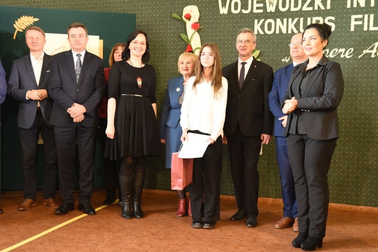 Ponad 100 filozofów