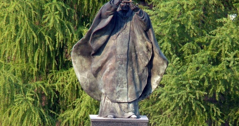 Pomnik św. Jana Pawła II stojący na placu Wyższego Seminarium Duchownego w Radomiu, gdzie także mieści się siedziba Radia Plus Radom.
