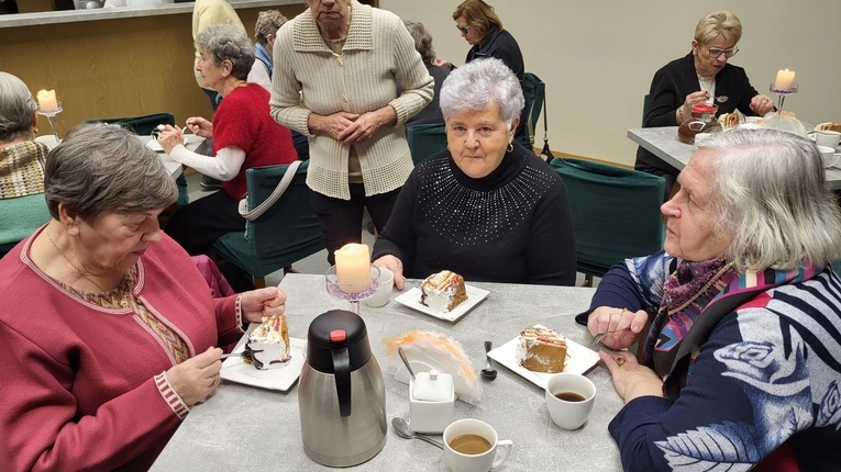 Dzień kobiet w ​Parafialnym Klubie Seniora "U Mikołaja" w Głogowie