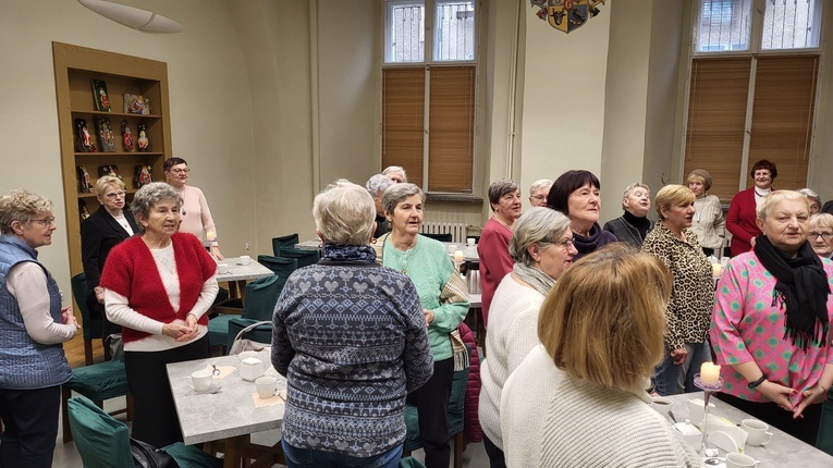 Dzień kobiet w ​Parafialnym Klubie Seniora "U Mikołaja" w Głogowie