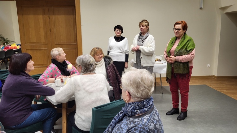 Dzień kobiet w ​Parafialnym Klubie Seniora "U Mikołaja" w Głogowie