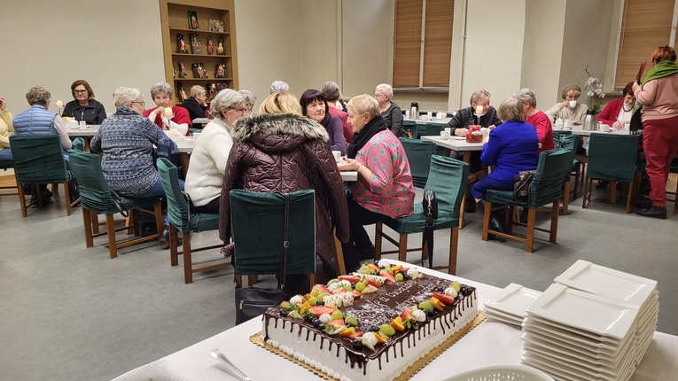 Dzień kobiet w ​Parafialnym Klubie Seniora "U Mikołaja" w Głogowie