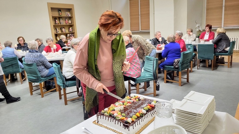Dzień kobiet w ​Parafialnym Klubie Seniora "U Mikołaja" w Głogowie