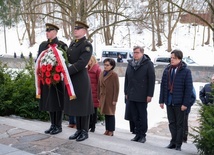  Marszałek Elżbieta Witek złożyła wieniec przy Mauzoleum Matki i Serca Syna na cmentarzu na Rossie