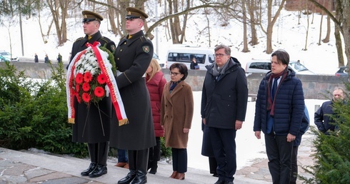  Marszałek Elżbieta Witek złożyła wieniec przy Mauzoleum Matki i Serca Syna na cmentarzu na Rossie