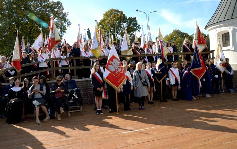 Część pocztów sztandarowych szkół im. Jana Pawła II, obecnych na ubiegłorocznej pielgrzymce. Co roku w okolicy 16 października, rocznicy wyboru kard. Karola Wojtyły na Stolicę Piotrową, Rodzina Szkół spotyka się na pielgrzymce na Jasną Górę.