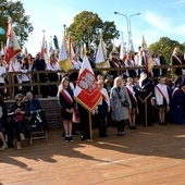 Część pocztów sztandarowych szkół im. Jana Pawła II, obecnych na ubiegłorocznej pielgrzymce. Co roku w okolicy 16 października, rocznicy wyboru kard. Karola Wojtyły na Stolicę Piotrową, Rodzina Szkół spotyka się na pielgrzymce na Jasną Górę.