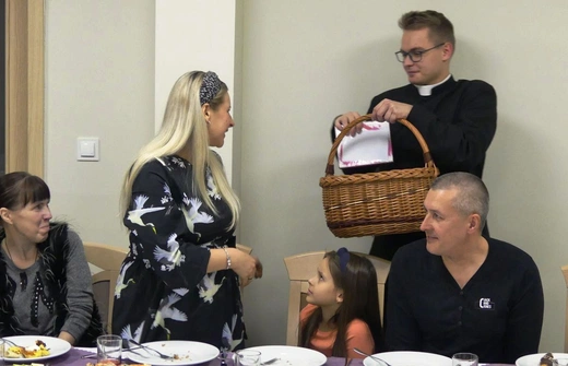 Bp Roman Pindel z rodzinami uchodźców z Ukrainy w Andrychowie