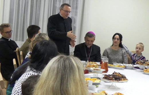 Bp Roman Pindel z rodzinami uchodźców z Ukrainy w Andrychowie