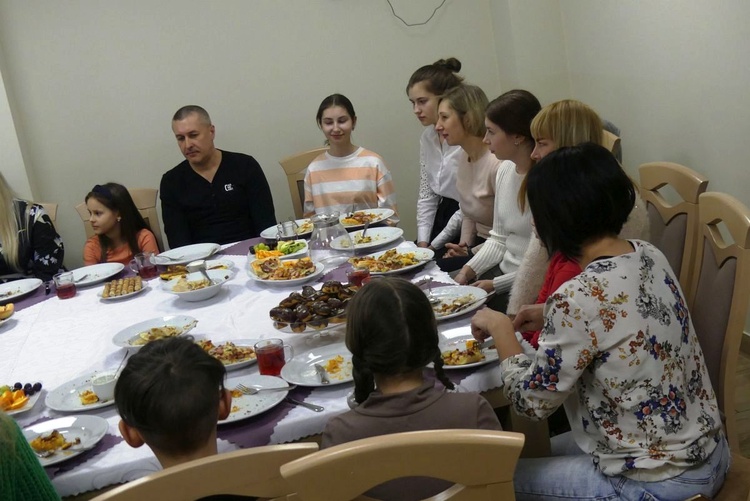 Bp Roman Pindel z rodzinami uchodźców z Ukrainy w Andrychowie