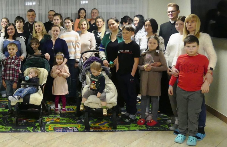 Bp Roman Pindel z rodzinami uchodźców z Ukrainy w Andrychowie