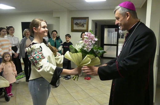 Bp Roman Pindel z rodzinami uchodźców z Ukrainy w Andrychowie