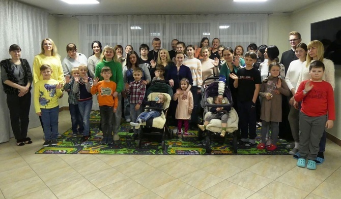 Goście z Ukrainy z bielsko-żywieckimi duszpasterzami  w Domu Duszpasterskim św. Józefa w Andrychowie.