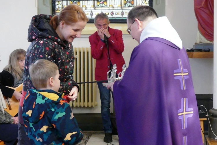 Mamy razem z dziećmi przygotowały także procesję z darami, które przekazały na ręce o. Ireneusza Toczydłowskiego OFM, prowadzącego rekolekcje w Cieszynie.