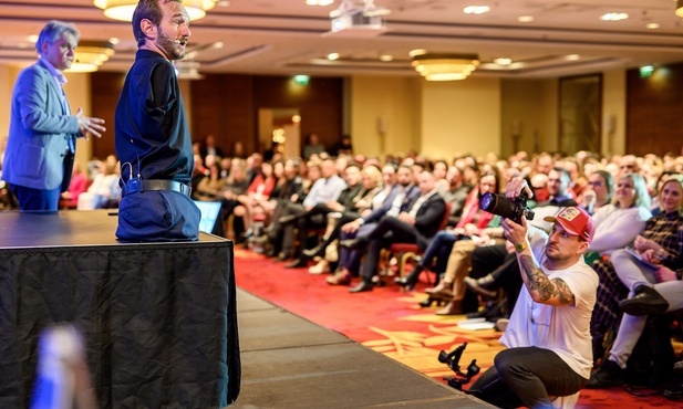Bez rąk i nóg, ale z wielką wiarą. Nick Vujicic wystąpił w Warszawie