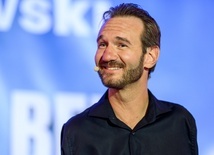 Bez rąk i nóg, ale z wielką wiarą. Nick Vujicic wystąpił w Warszawie