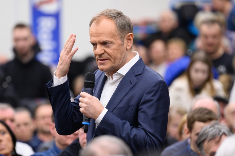 Tusk: Nie powinniśmy mieć religii w szkołach