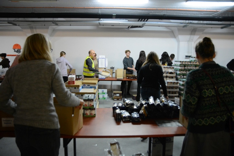 Opole. Pakowanie 4600 paczek dla Ukrainy