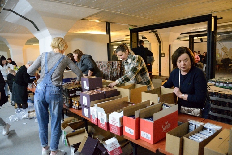 Opole. Pakowanie 4600 paczek dla Ukrainy