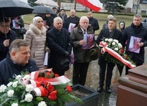 Złożenie kwiatów przy pomniku papieża Polaka.