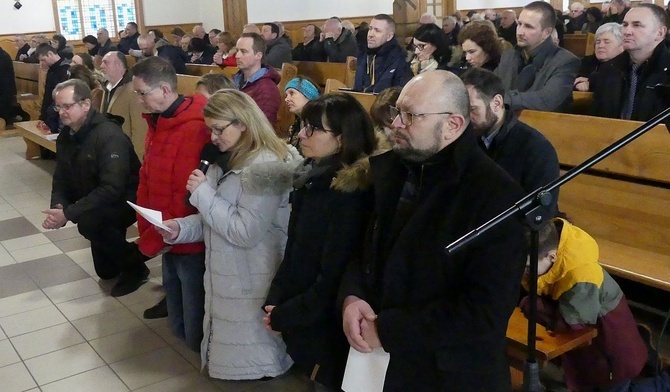 Małżonkowie podczas przygotowanej przez nich Drogi Krzyżowej w koniakowskim kościele św. Bartłomieja.