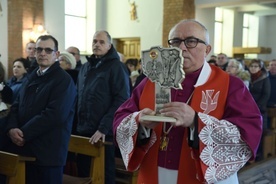 Relikwie wniósł do świątyni ks. prał. Jan Burdek.