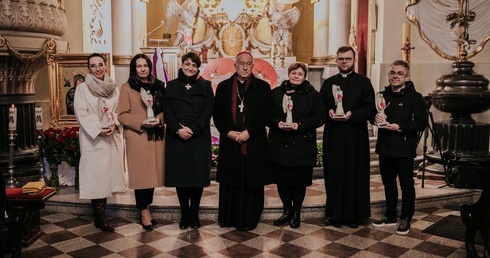 Statuetki Anioła Dobroci odebrali (od lewej): Anna Walczak, Hanna Jażdżyk, Ewelina Zdrojek, ks. Konrad Świstak, Albert Wasilewski.